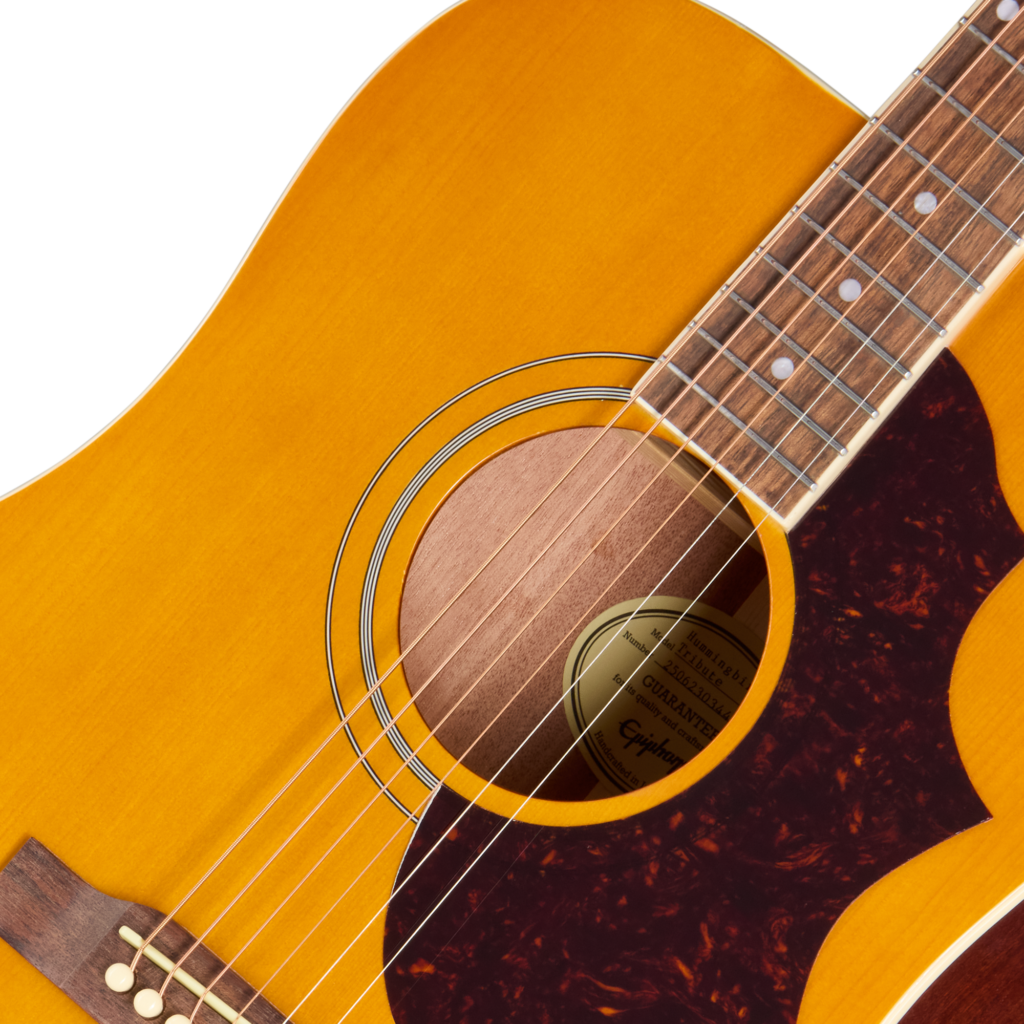 Forma classica, tre finiture e disponibilità globale: ecco cosa offre la nuova Epiphone Hummingbird Tribute.