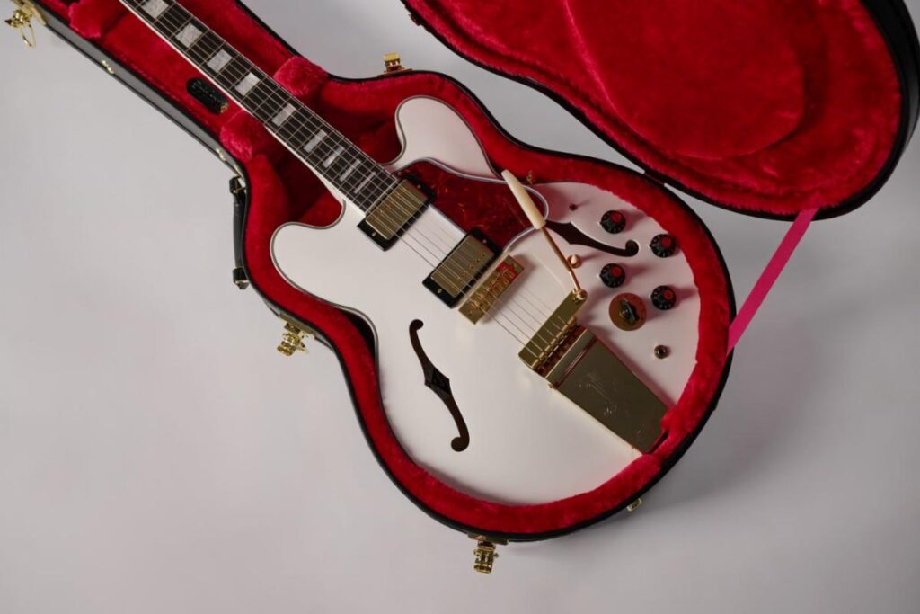 Epiphone presenta la Alex Lifeson 1976 ES-355 Reissue, ispirata alla storica Whitey utilizzata dal chitarrista dei Rush.