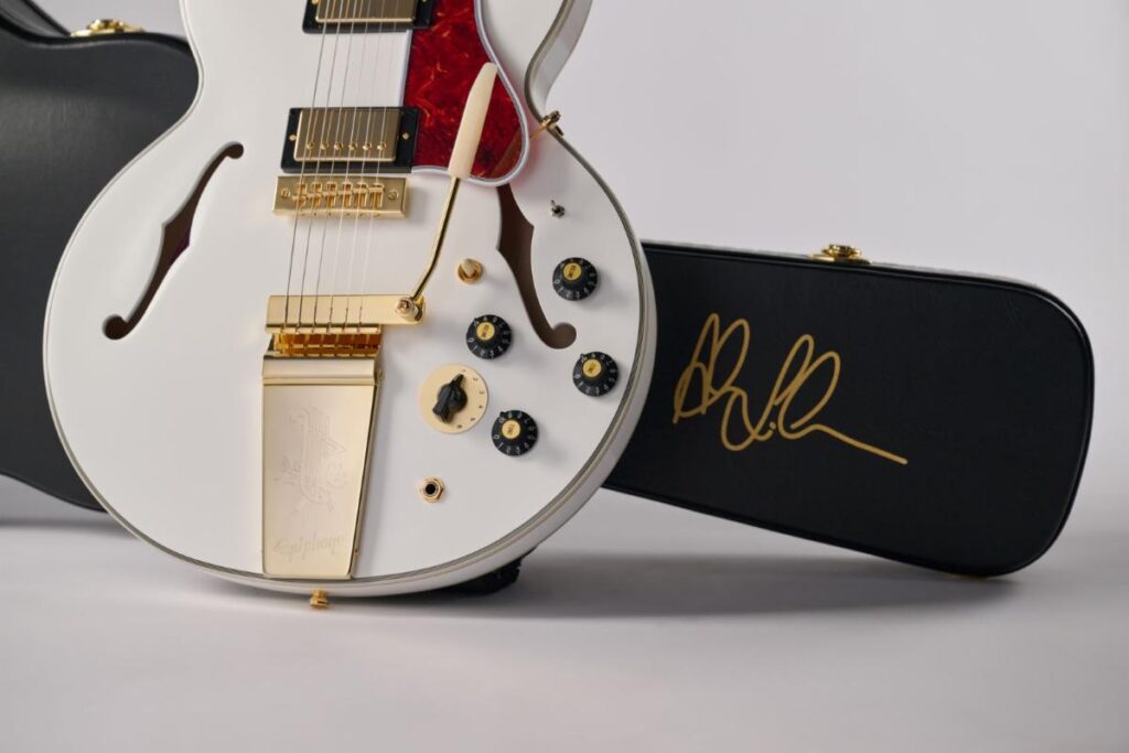 Epiphone presenta la Alex Lifeson 1976 ES-355 Reissue, ispirata alla storica Whitey utilizzata dal chitarrista dei Rush.