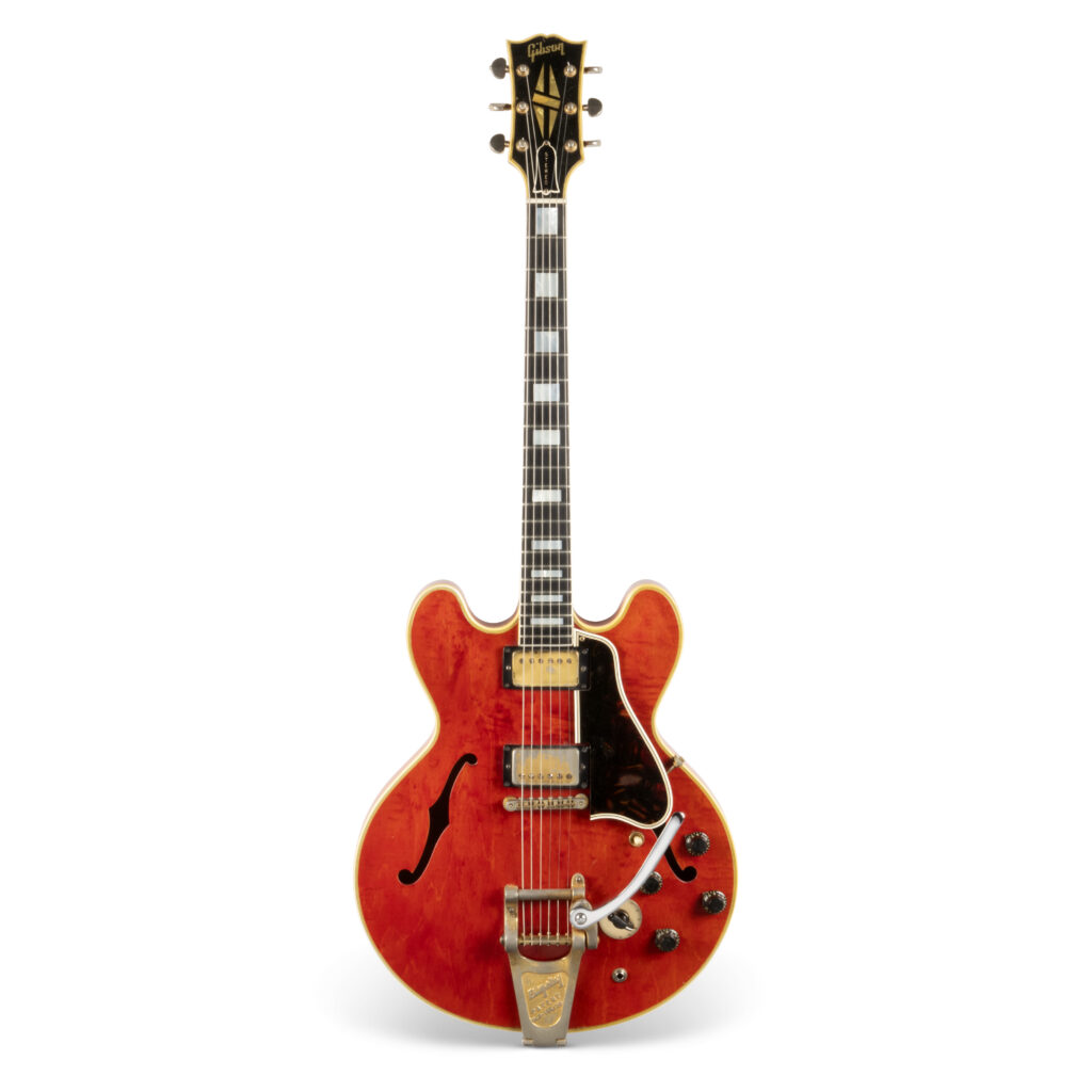 Johnny Marr mette all'asta circa 80 chitarre della sua collezione personale, inclusi strumenti legati agli Smiths.