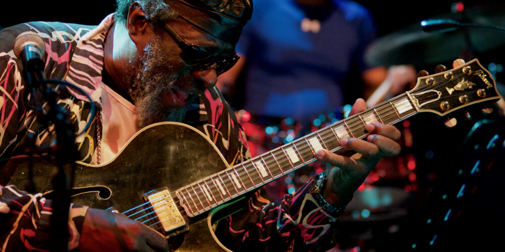 È morto a 86 anni James Blood Ulmer: la storia del blues proibito e del suo linguaggio unico che l'ha reso leggenda.