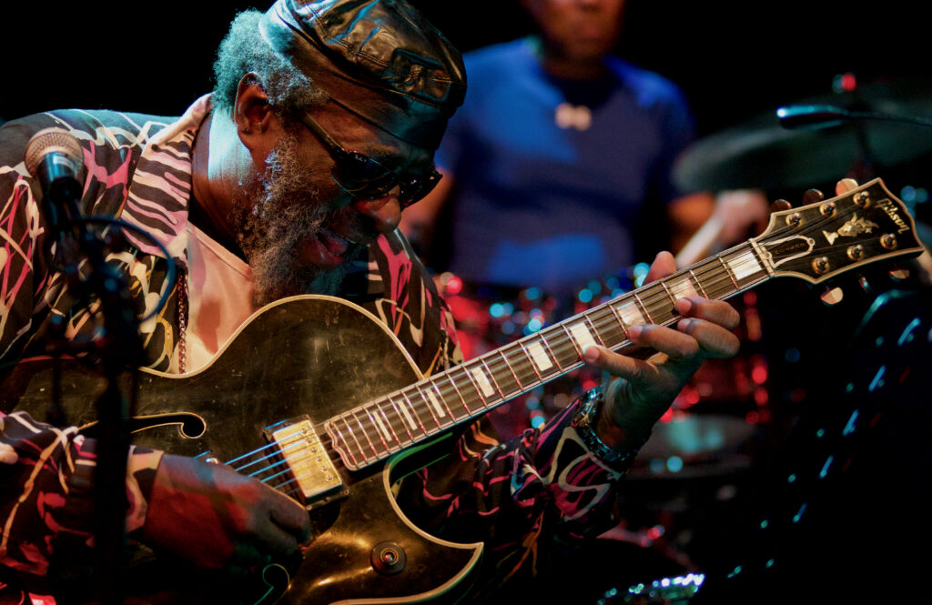 È morto a 86 anni James Blood Ulmer: la storia del blues proibito e del suo linguaggio unico che l'ha reso leggenda.