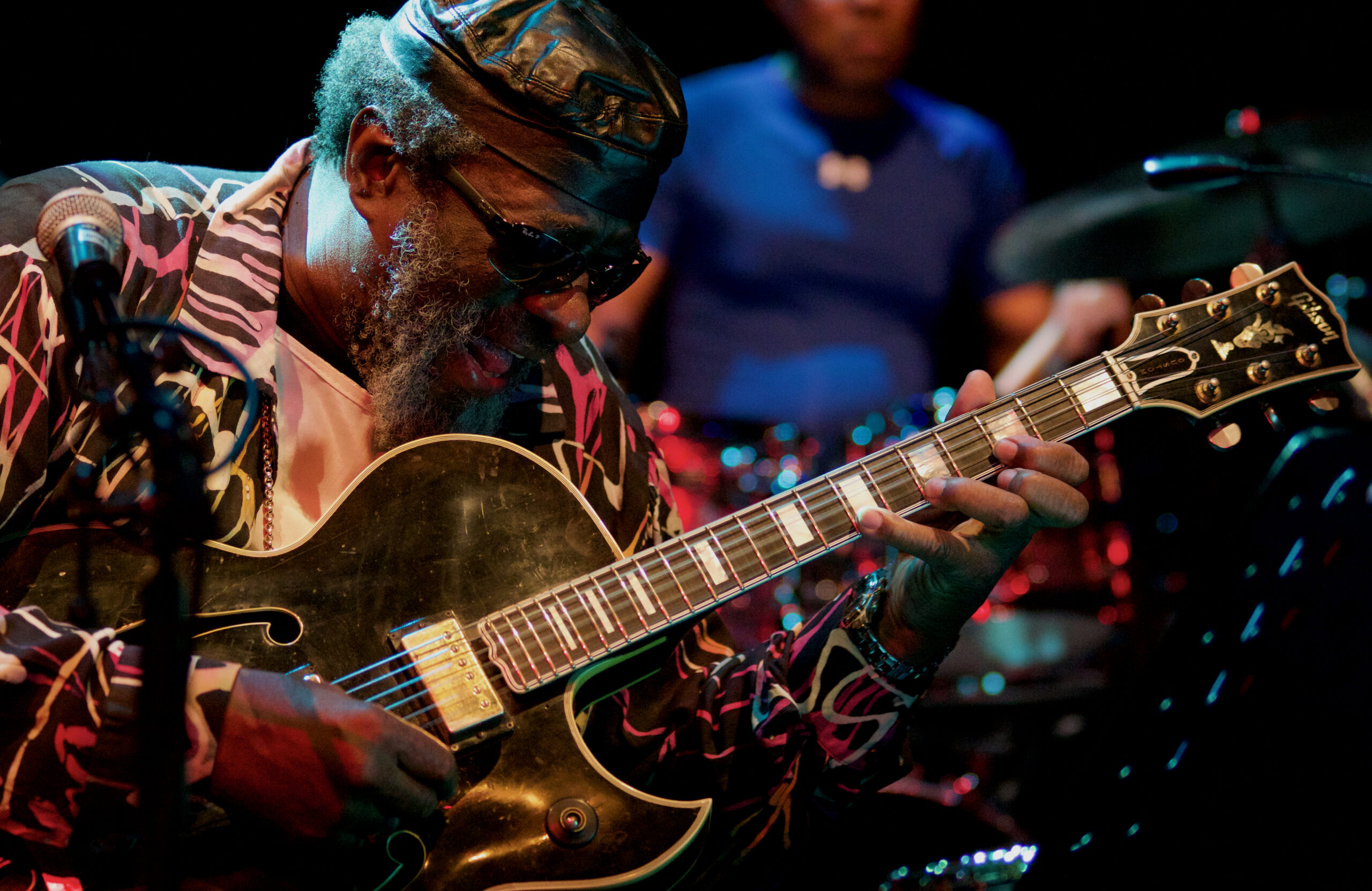 È morto a 86 anni James Blood Ulmer: la storia del blues proibito e del suo linguaggio unico che l'ha reso leggenda.