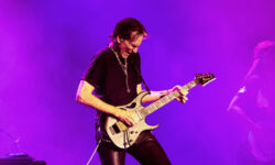 Steve Vai torna in Italia con BEAT per reinterpretare il repertorio dei King Crimson degli anni ’80 insieme a membri storici della band.