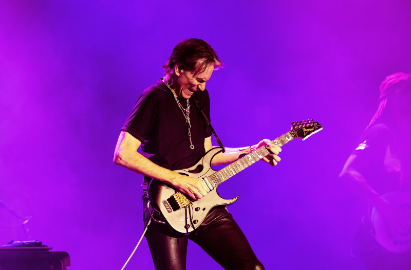 Steve Vai torna in Italia con BEAT per reinterpretare il repertorio dei King Crimson degli anni ’80 insieme a membri storici della band.