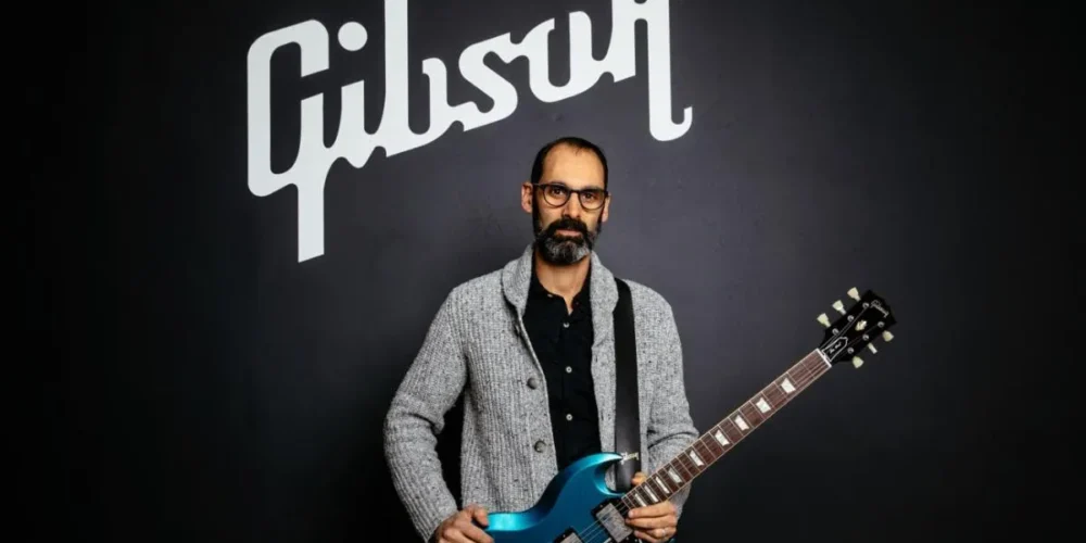 Gibson annuncia un cambio ai vertici: Cesar Gueikian resta nel board mentre parte la ricerca del nuovo CEO.