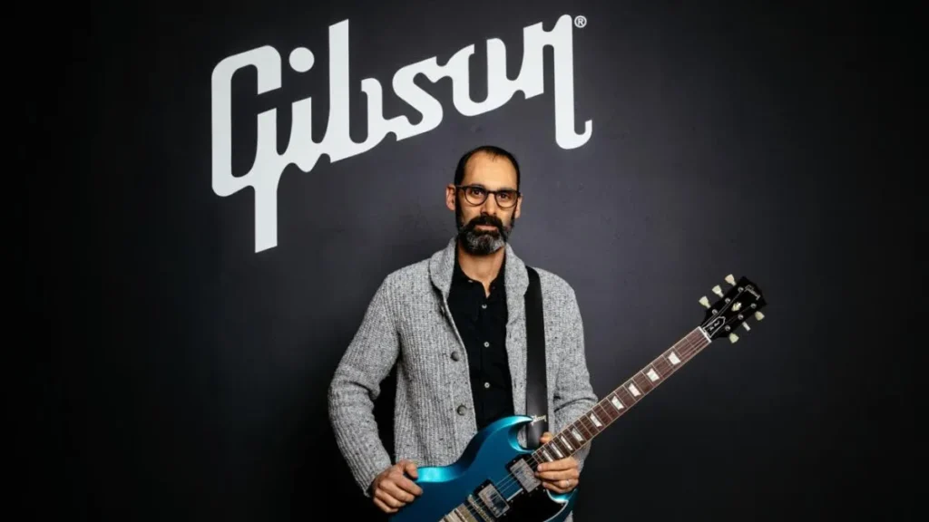 Gibson annuncia un cambio ai vertici: Cesar Gueikian resta nel board mentre parte la ricerca del nuovo CEO.
