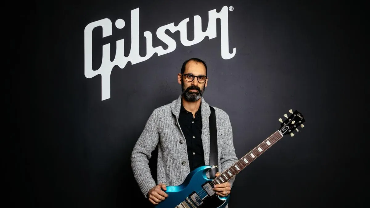 Gibson annuncia un cambio ai vertici: Cesar Gueikian resta nel board mentre parte la ricerca del nuovo CEO.
