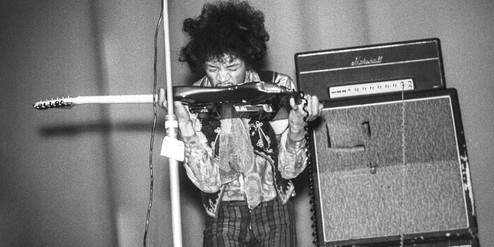 Non solo assoli con i denti e chitarre bruciate: The Wind Cries Mary racconta un lato nuovo di Jimi Hendrix.