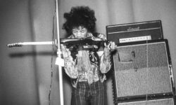 Non solo assoli con i denti e chitarre bruciate: The Wind Cries Mary racconta un lato nuovo di Jimi Hendrix.