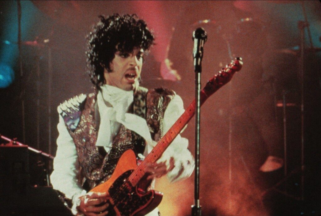 Paul McCartney ha rivelato l'esistenza di una cover inedita di Prince di un classico Beatles. E ora vorrebbe farla ascoltare al pubblico.