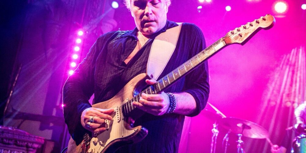 Philip Sayce torna sul confronto tra Stratocaster vintage e PRS Silver Sky spiegando perché continua a usare entrambe.