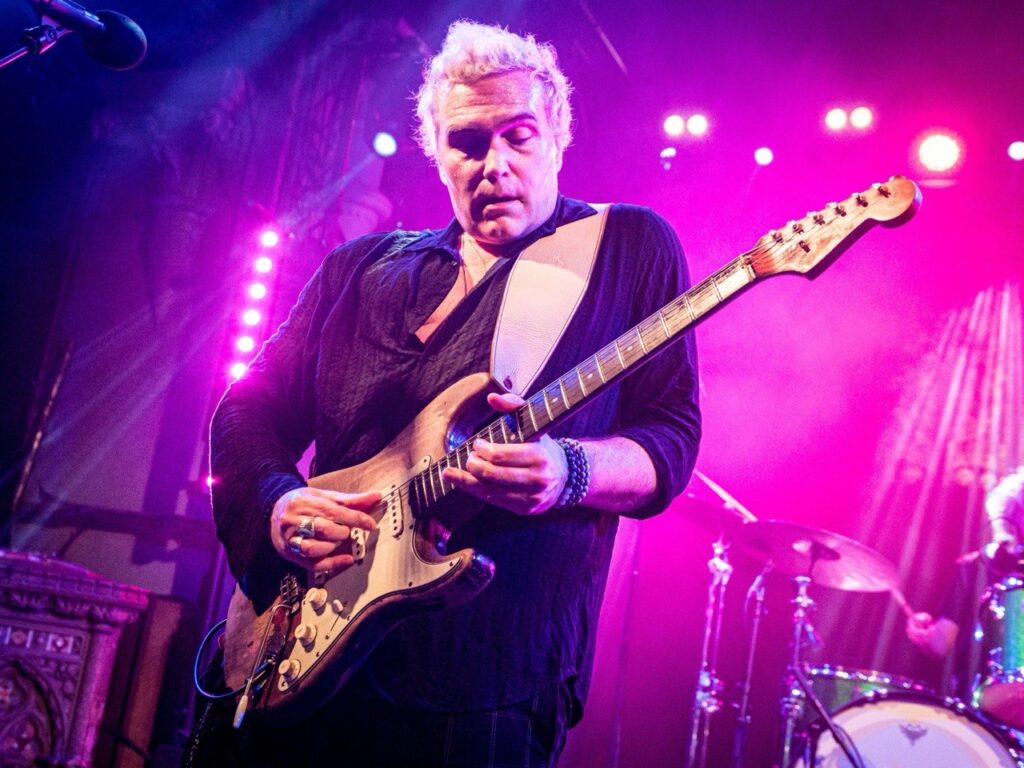 Philip Sayce torna sul confronto tra Stratocaster vintage e PRS Silver Sky spiegando perché continua a usare entrambe.