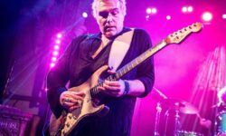 Philip Sayce torna sul confronto tra Stratocaster vintage e PRS Silver Sky spiegando perché continua a usare entrambe.
