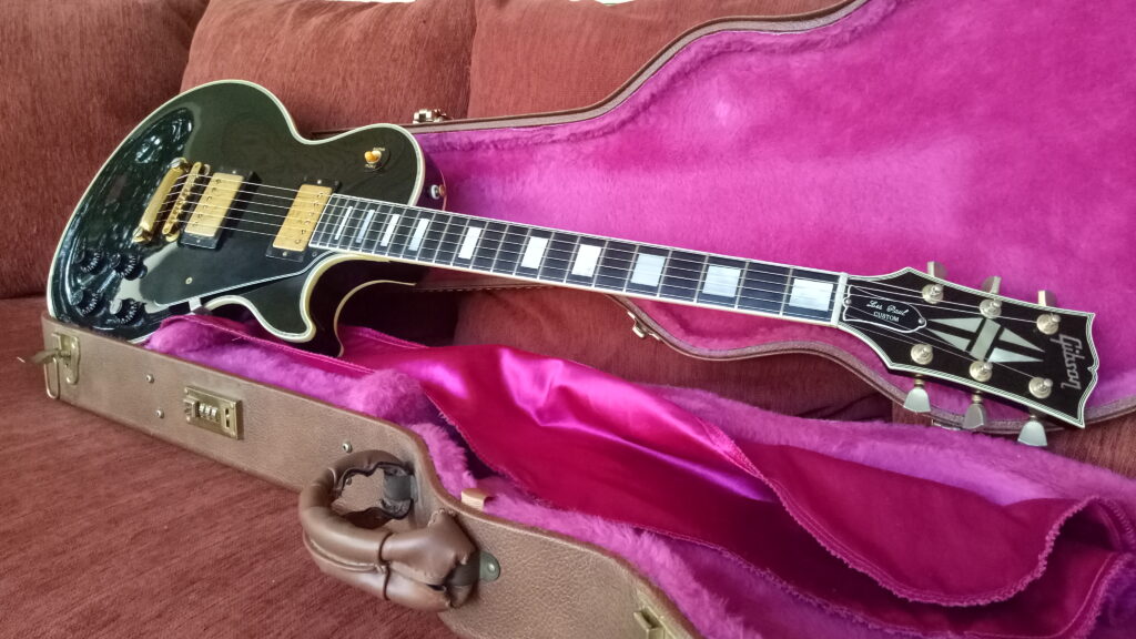 Gibson presenta la Les Paul Custom Long Scale con diapason da 25.5 pollici. Ecco cosa cambia davvero rispetto al modello tradizionale.
