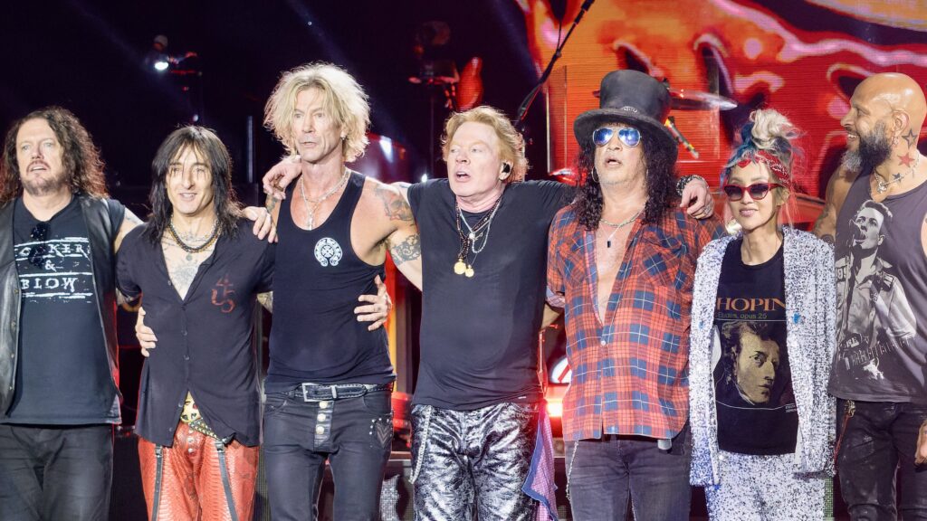 I Guns N' Roses lanciano una campagna di beneficenza con Fandiem per sostenere AFSP. I fan potranno vincere esperienze VIP durante il tour.