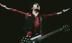 L'attacco a Justin Bieber è diventato un degli episodi più famosi della sua carriera. ecco cosa successe davvero a Billie Joe Armstrong.