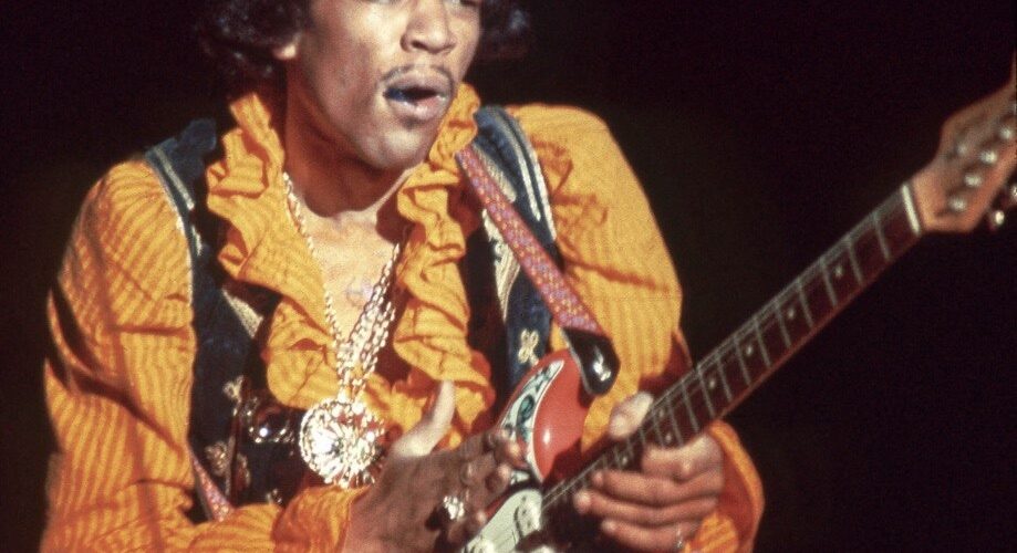 Ecco come è nato il leggendario momento della chitarra in fiamme nel concerti di Jimi Hendrix al festival di Monterey.