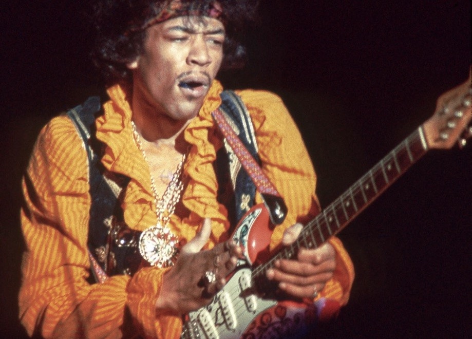 Ecco come è nato il leggendario momento della chitarra in fiamme nel concerti di Jimi Hendrix al festival di Monterey.