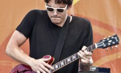 John Mayer prova a dare una risposta definitiva su come scegliere davvero le corde giuste per te e la tua chitarra.