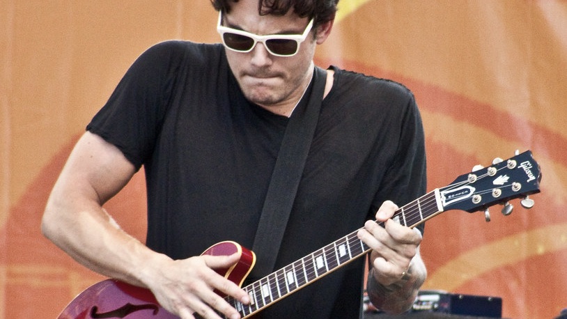 John Mayer prova a dare una risposta definitiva su come scegliere davvero le corde giuste per te e la tua chitarra.