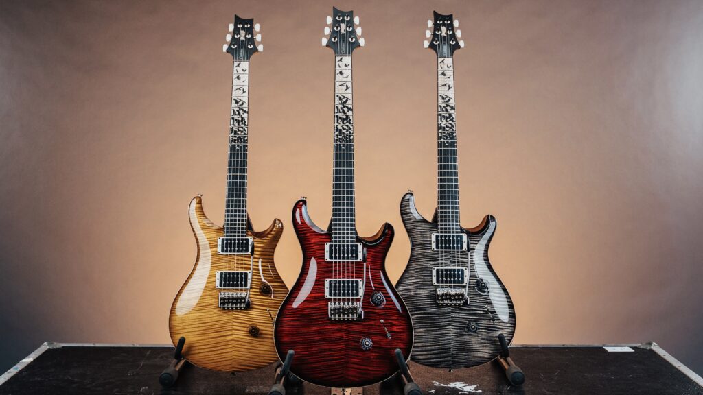 La nuova PRS Custom 24 Birds of a Feather celebra dieci anni di uno degli intarsi più esclusivi del marchio ed è in edizione limitata.