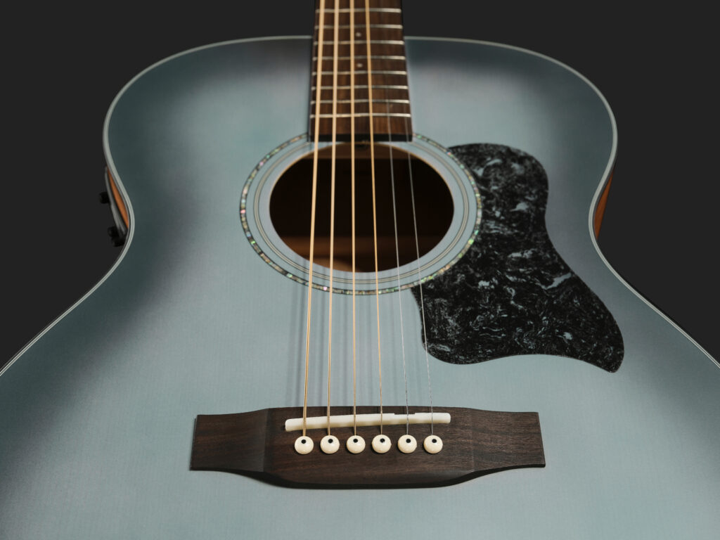 Harley Benton amplia la gamma delle chitarre acustiche con la nuova CLO-65SE Slate Blue pensata anche per il live.