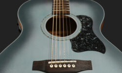 Harley Benton amplia la gamma delle chitarre acustiche con la nuova CLO-65SE Slate Blue pensata anche per il live.