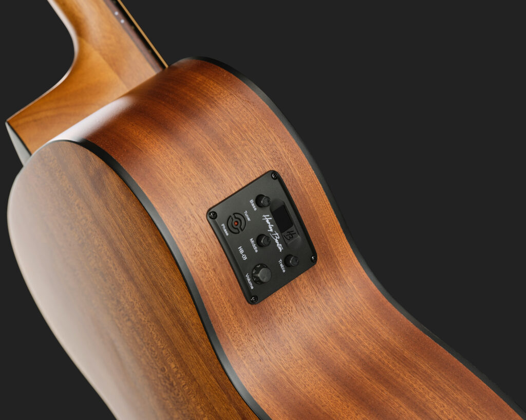 Harley Benton amplia la gamma delle chitarre acustiche con la nuova CLO-65SE Slate Blue pensata anche per il live.