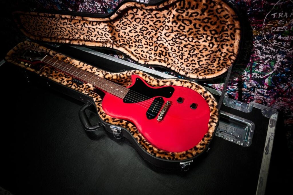 Epiphone presenta la nuova Billie Joe Armstrong Les Paul Junior Radiant Red, una Limited Edition che punta tutto su semplicità e attitudine.