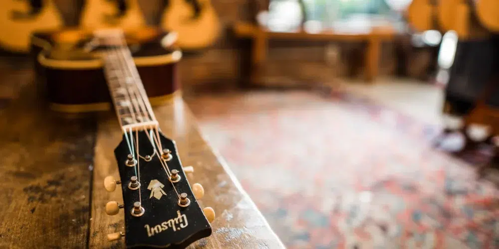 Gibson apre il Vault di Nashville, mostra la prima chitarra di Orville Gibson e racconta l’origine della tavola arcuata.