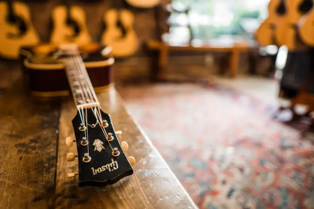 Gibson apre il Vault di Nashville, mostra la prima chitarra di Orville Gibson e racconta l’origine della tavola arcuata.
