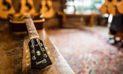 Gibson apre il Vault di Nashville, mostra la prima chitarra di Orville Gibson e racconta l’origine della tavola arcuata.