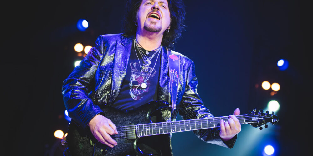 Oggi vi racconteremo di dieci canzoni in cui sorprendentemente figura come ospite il “Maestro” Steve Lukather