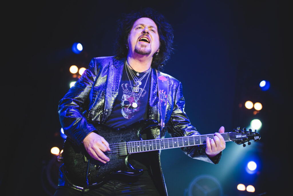 Oggi vi racconteremo di dieci canzoni in cui sorprendentemente figura come ospite il “Maestro” Steve Lukather