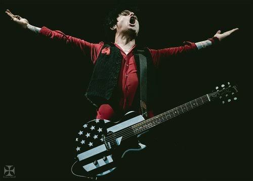 L'attacco a Justin Bieber è diventato un degli episodi più famosi della sua carriera. ecco cosa successe davvero a Billie Joe Armstrong.