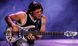 E se Robert Trujillo fosse uno dei musicisti più completi dei Metallica? Un vecchio video mostra una tecnica sorprendente in stile flamenco.