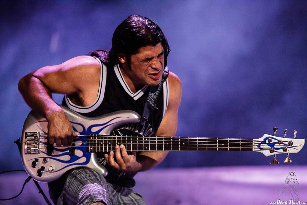 E se Robert Trujillo fosse uno dei musicisti più completi dei Metallica? Un vecchio video mostra una tecnica sorprendente in stile flamenco.