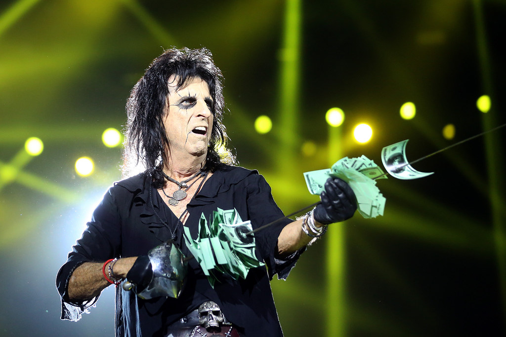 Alice Cooper rischiò di morire durante il numero dell'impiccagione a Wembley nel 1988. Il filo di sicurezza si spezzò.