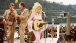 Dietro la leggenda di Dolly Parton c’era una chitarrista particolare: dalle prime Martin alle accordature aperte, ecco il suo stile.
