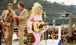 Dietro la leggenda di Dolly Parton c’era una chitarrista particolare: dalle prime Martin alle accordature aperte, ecco il suo stile.