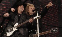 Richie Sambora racconta perché lasciò i Bon Jovi nel 2013 e spiega come la storica collaborazione con Jon Bon Jovi si incrinò.