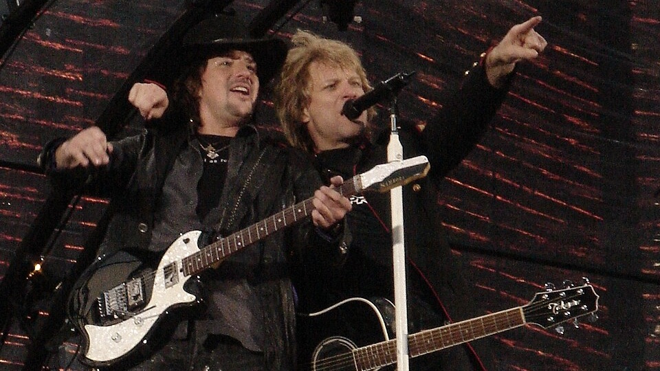 Richie Sambora racconta perché lasciò i Bon Jovi nel 2013 e spiega come la storica collaborazione con Jon Bon Jovi si incrinò.