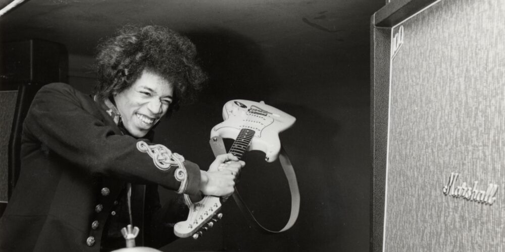Una chitarra aveva dato tutto a Jimi Hendrix. Il suo roadie Eric Barrett racconta perché il musicista decise di distruggerla.