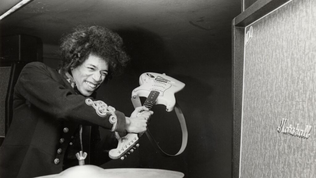 Una chitarra aveva dato tutto a Jimi Hendrix. Il suo roadie Eric Barrett racconta perché il musicista decise di distruggerla.