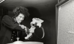 Una chitarra aveva dato tutto a Jimi Hendrix. Il suo roadie Eric Barrett racconta perché il musicista decise di distruggerla.