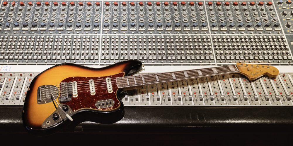 Il Fender Bass VI di a George Harrison torna in una replica Custom Shop da 10k€, con soli 80 esemplari secondo le fonti specializzate.