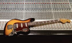 Il Fender Bass VI di a George Harrison torna in una replica Custom Shop da 10k€, con soli 80 esemplari secondo le fonti specializzate.