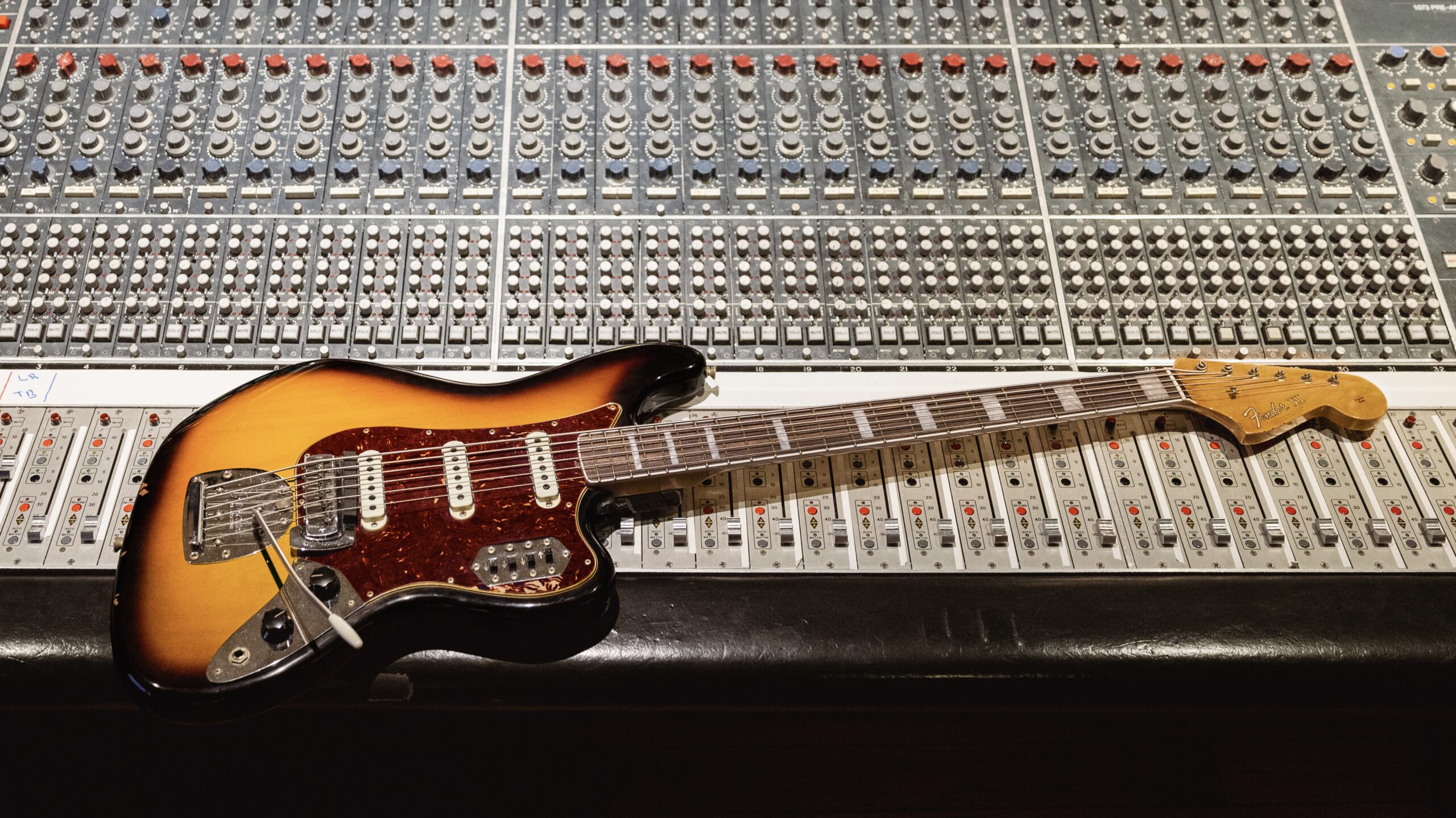Il Fender Bass VI di a George Harrison torna in una replica Custom Shop da 10k€, con soli 80 esemplari secondo le fonti specializzate.