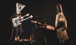 Da mesi è tornata di moda fortemente grazie agli Angine de Poitrine e non solo: come funzionano la musica e la chitarra microtonale?